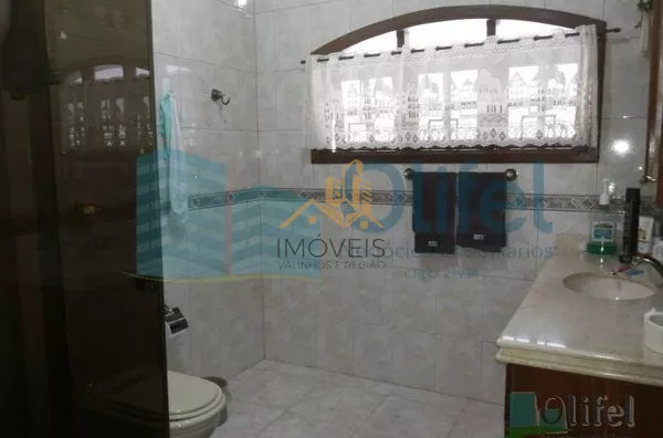 Linda casa de esquina com 3 dormitórios, sendo 1 suíte com hidromassagem, sala 2 ambientes, escritório, cozinha planejada, despensa, área gourmet, garagem para 2 carros cobertas, portão automático, bairro tranquilo. Vale a pena conferir. - Foto 14