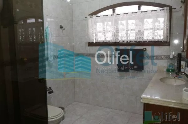 Linda casa de esquina com 3 dormitórios, sendo 1 suíte com hidromassagem, sala 2 ambientes, escritório, cozinha planejada, despensa, área gourmet, garagem para 2 carros cobertas, portão automático, bairro tranquilo. Vale a pena conferir. - Foto 14