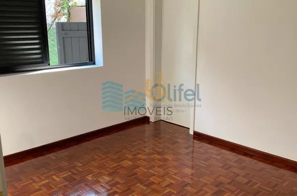 Excelente casa à venda no Condomínio São Joaquim,. Próxima ao lago, iluminação natural e muito arejada. No piso inferior a casa possui um espaço para home office, salão de jogos ou festas, 2 dormitórios e 1 suíte. No piso superior são 3 suítes sendo 1 mas - Foto 52