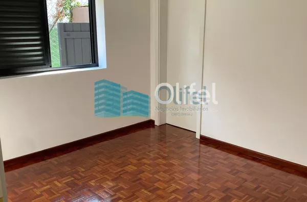 Excelente casa à venda no Condomínio São Joaquim,. Próxima ao lago, iluminação natural e muito arejada. No piso inferior a casa possui um espaço para home office, salão de jogos ou festas, 2 dormitórios e 1 suíte. No piso superior são 3 suítes sendo 1 mas - Foto 52