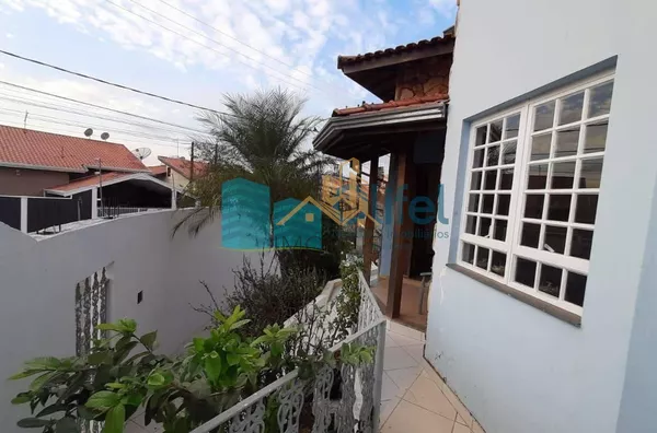 Excelente casa de esquina em bairro residencial, próximo ao centro na cidade de Louveira.  Possui 3 dormitórios sendo 1 suíte com closet e banheira de hidromassagem de 4 lugares. Sala 3 ambientes, sala de TV, escritório, despensa e lavanderia fechada. Pos - Foto 19