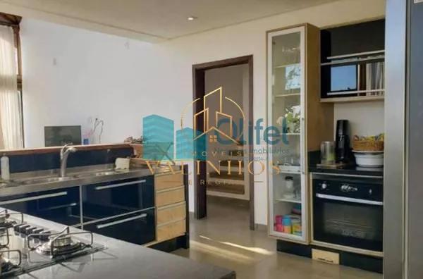 Casa à venda com 5 suítes em  condomínio de alto padrão na cidade de Louveira.  Lindo sobrado moderno e com fino acabamento, são 760m² de construção em um terreno de 1.890m², o andar superior oferece 3 suítes sendo a master com closet e banheira com hidro