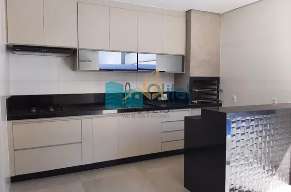 Linda casa térrea, 206m².O imóvel conta com 03 suítes com armários, sendo a suíte master com closet, escritório, lavabo, sala 2 ambientes, cozinha com armários e espaço gourmet com churrasqueira e armários, fogão cooktop  ja instalado. Piscina Aquecida. T - Foto 6