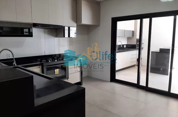 Linda casa térrea, 206m².O imóvel conta com 03 suítes com armários, sendo a suíte master com closet, escritório, lavabo, sala 2 ambientes, cozinha com armários e espaço gourmet com churrasqueira e armários, fogão cooktop  ja instalado. Piscina Aquecida. T - Foto 9