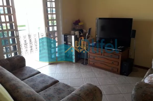 Excelente casa de esquina em bairro residencial, próximo ao centro na cidade de Louveira.  Possui 3 dormitórios sendo 1 suíte com closet e banheira de hidromassagem de 4 lugares. Sala 3 ambientes, sala de TV, escritório, despensa e lavanderia fechada. Pos - Foto 25