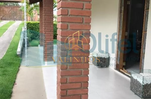 Linda chácara na cidade de Louveira com 3 suítes, ampla sala para2 ambientes, piscina, área gourmet com churrasqueira, forno de pizza, vestiário masculino e feminino com banheiros, pomar, quiosque, cocheira, vaga de garagem para até 10 carros. Excelente l
