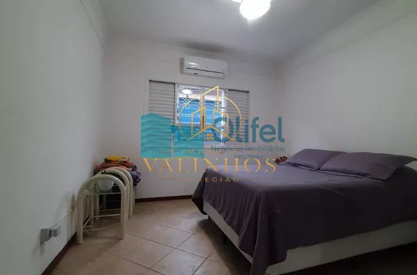 Excelente casa de esquina em bairro residencial, próximo ao centro na cidade de Louveira.  Possui 3 dormitórios sendo 1 suíte com closet e banheira de hidromassagem de 4 lugares. Sala 3 ambientes, sala de TV, escritório, despensa e lavanderia fechada. Pos