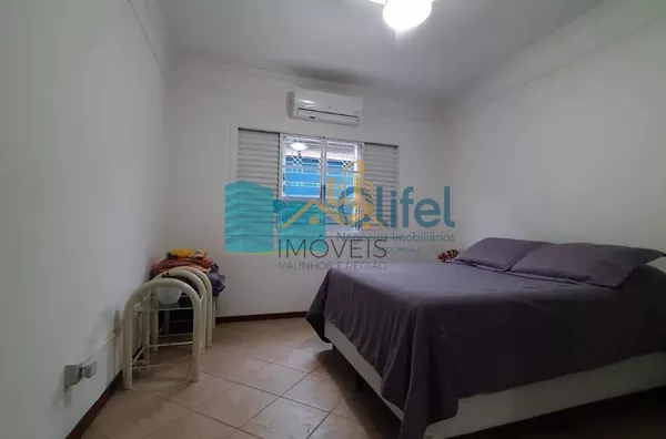 Excelente casa de esquina em bairro residencial, próximo ao centro na cidade de Louveira.  Possui 3 dormitórios sendo 1 suíte com closet e banheira de hidromassagem de 4 lugares. Sala 3 ambientes, sala de TV, escritório, despensa e lavanderia fechada. Pos - Foto 4