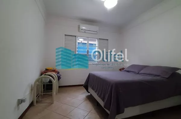 Excelente casa de esquina em bairro residencial, próximo ao centro na cidade de Louveira.  Possui 3 dormitórios sendo 1 suíte com closet e banheira de hidromassagem de 4 lugares. Sala 3 ambientes, sala de TV, escritório, despensa e lavanderia fechada. Pos - Foto 4