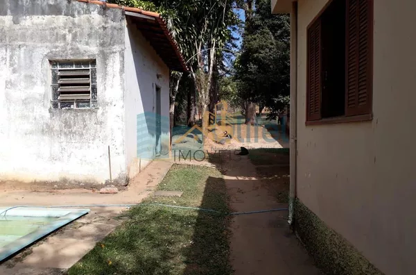 Chácara com 1696m² no bairro Monterrey, na cidade de Louveira,  sendo 137,00m de área construída. As casas são antigas, porém com boa estrutura e fundação. Piscina, pomar, poço caipira.  A chácara possui escritura do terreno, não permitindo dessa forma, f - Foto 18