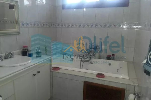 Excelente sobrado na cidade de  Louveira, com 4 dormitórios, sendo 1 suíte master com closet, banheiro social, quartos avarandados, lavabo, ampla sala de estar, jantar e mezanino, escritório, cozinha, copa, lavanderia, despensa, área gourmet com churrasqu - Foto 48