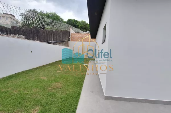 Imagine morar com a sua família em uma casa nova, totalmente térrea em um excelente condomínio com reserva ao seu entorno, ruas arborizadas e uma excelente área de lazer e segurança.  O imóvel possui 3 suítes, sala ampla integrada a cozinha e área gourmet