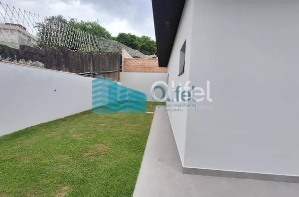 Imagine morar com a sua família em uma casa nova, totalmente térrea em um excelente condomínio com reserva ao seu entorno, ruas arborizadas e uma excelente área de lazer e segurança.  O imóvel possui 3 suítes, sala ampla integrada a cozinha e área gourmet - Foto 5
