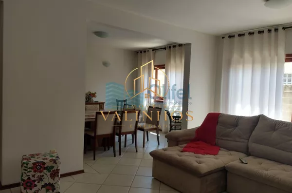 Casa térrea em condomínio em Louveira com 4 dormitórios, sendo 2 suítes, uma master com closet, cozinha planejada, lavanderia, sala ampla para 3 ambientes, quintal, piscina, vagas para 4 carros, sendo 2 cobertas e 2 descobertas. Condomínio com quadra de t