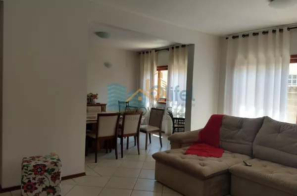 Casa térrea em condomínio em Louveira com 4 dormitórios, sendo 2 suítes, uma master com closet, cozinha planejada, lavanderia, sala ampla para 3 ambientes, quintal, piscina, vagas para 4 carros, sendo 2 cobertas e 2 descobertas. Condomínio com quadra de t - Foto 1