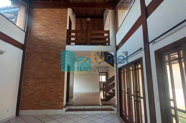 Para você que  busca uma excelente casa, assobradada, ensolarada, com ventilação natural, rua arborizada, condomínio com total segurança, acesso com identificação facial, portaria 24hs, área de lazer em uma cidade como Louveira, com estrutura, porém, mant - Foto 5