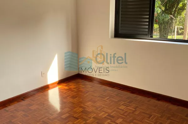 Excelente casa à venda no Condomínio São Joaquim,. Próxima ao lago, iluminação natural e muito arejada. No piso inferior a casa possui um espaço para home office, salão de jogos ou festas, 2 dormitórios e 1 suíte. No piso superior são 3 suítes sendo 1 mas - Foto 50