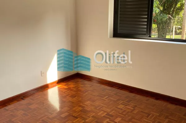 Excelente casa à venda no Condomínio São Joaquim,. Próxima ao lago, iluminação natural e muito arejada. No piso inferior a casa possui um espaço para home office, salão de jogos ou festas, 2 dormitórios e 1 suíte. No piso superior são 3 suítes sendo 1 mas - Foto 50