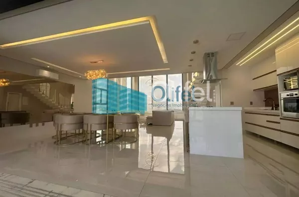 Linda casa no  condomínio  Santa Isabel na cidade de Louveira para quem procura espaço, modernismo, sofisticação, sossego e excelente iluminação. O imóvel dispõe de 525m² de terreno e 414m² de construção. O piso inferior oferece sala ampla  para 2 ambient - Foto 6