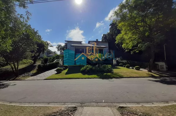 Maravilhosa casa no condomínio Marambaia na cidade de Vinhedo,  com 4 grandes suítes ensolaradas com hidro, suíte master com lareira e closet, 6 amplas salas com pé direito duplo em Ipê e Mezanino, 2 lindas lareiras, 2 cozinhas planejadas, escritório plan - Foto 3