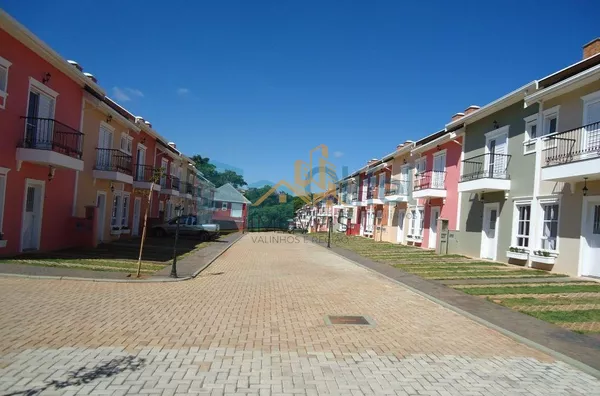 Descubra o encanto deste charmoso sobrado em um condomínio fechado em Valinhos. Com 5400m² de área verde, a casa oferece 3 dormitórios, suíte, quintal e muito mais. - Foto 3