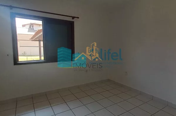Para você que  busca uma excelente casa, assobradada, ensolarada, com ventilação natural, rua arborizada, condomínio com total segurança, acesso com identificação facial, portaria 24hs, área de lazer em uma cidade como Louveira, com estrutura, porém, mant - Foto 8