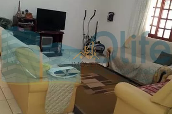 Linda chácara á venda na cidade de  Louveira, sendo três dormitórios, sendo 1 suíte, 1 banheiro social, cozinha, despensa, lavanderia, sala de estar e jantar,  sala de televisão e escritório. Na parte debaixo possui um porão totalmente habitável com 1 qua - Foto 3