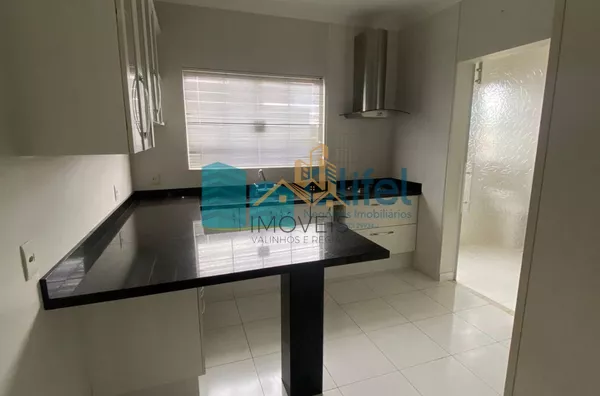 Excelente opção de casa em condomínio fechado na cidade de Louveira com 3 suítes, sendo 1 suíte com closet, sala 2 ambientes, cozinha planejada,  rica em armários, ar condicionado e opção de semi mobiliada.  Agende a sua visita - Foto 13