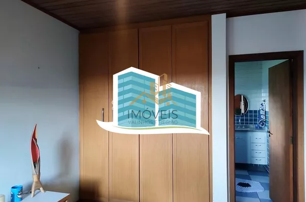Linda casa no Condomínio Vale do Santa Fé, na cidade de Vinhedo, com excelente terreno, 2520m², 450m2 de construção, com muito verde, vista espetacular das varandas e dos quartos. Muito arejada e aconchegante, com 4 confortáveis suítes, 1 closet, amplo li - Foto 4