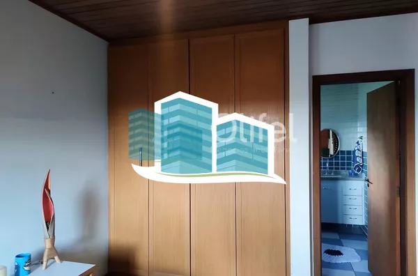 Linda casa no Condomínio Vale do Santa Fé, na cidade de Vinhedo, com excelente terreno, 2520m², 450m2 de construção, com muito verde, vista espetacular das varandas e dos quartos. Muito arejada e aconchegante, com 4 confortáveis suítes, 1 closet, amplo li - Foto 4