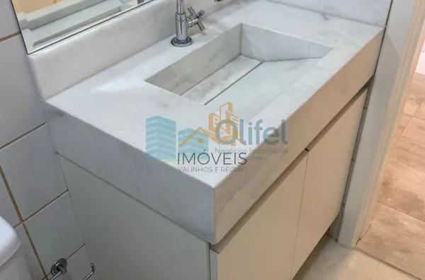 Excelente casa à venda no Condomínio São Joaquim,. Próxima ao lago, iluminação natural e muito arejada. No piso inferior a casa possui um espaço para home office, salão de jogos ou festas, 2 dormitórios e 1 suíte. No piso superior são 3 suítes sendo 1 mas - Foto 8