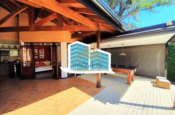 Maravilhosa casa a venda em condomínio na cidade de valinhos. com detalhes rústicos e da arquitetura inglesa. Aquela casa com cara de casa, a arquitetura diferenciada parece nos abraçar entre seus grandes vãos, vigas de madeira e concreto, arcos e piso ce - Foto 20