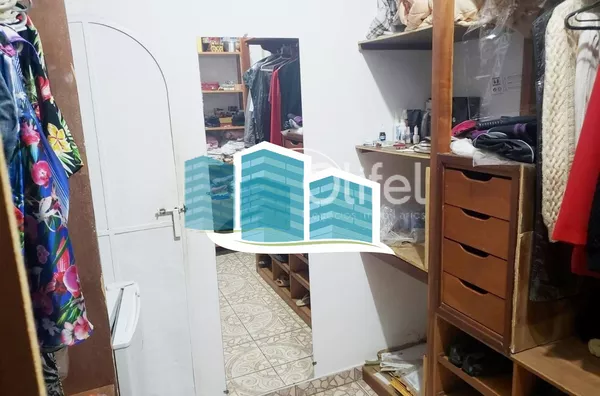 Excelente casa térrea a venda no Condomínio Parque Shangrilá na cidade de Campinas. Muita natureza e verde envolvem esse imóvel. A casa principal tem 3 dormitórios, sendo 1 suíte com closet, sala, cozinha e banheiro. Possui uma casa anexa, com sala, quart - Foto 8
