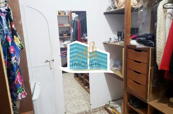 Excelente casa térrea a venda no Condomínio Parque Shangrilá na cidade de Campinas. Muita natureza e verde envolvem esse imóvel. A casa principal tem 3 dormitórios, sendo 1 suíte com closet, sala, cozinha e banheiro. Possui uma casa anexa, com sala, quart - Foto 8