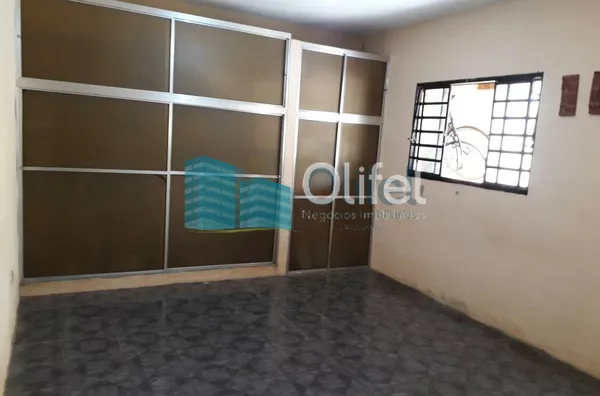 Excelente sobrado em bairro residencial na cidade de Louveira,  com 4 dormitórios, sendo 1 suíte com hidromassagem, banheiro social, sala, cozinha /copa e escritório. Edícula com 1 quarto, banheiro, cozinha e lavanderia.  Confira!!! - Foto 12
