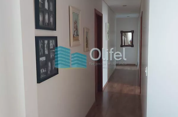 Lindo sobrado em condomínio com ótima localização e segurança 24 horas, 640 m² de terreno com 360 m² de construção, 4 dormitórios sendo 2 suítes e uma com hidromassagem e closet, 2 salas, lavabo, ampla cozinha com copa, lavanderia, ótimo espaço externo co - Foto 14