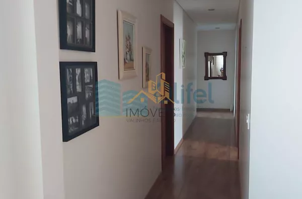 Lindo sobrado em condomínio com ótima localização e segurança 24 horas, 640 m² de terreno com 360 m² de construção, 4 dormitórios sendo 2 suítes e uma com hidromassagem e closet, 2 salas, lavabo, ampla cozinha com copa, lavanderia, ótimo espaço externo co - Foto 14