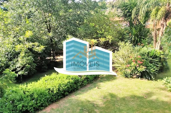 Linda casa no Condomínio Vale do Santa Fé, na cidade de Vinhedo, com excelente terreno, 2520m², 450m2 de construção, com muito verde, vista espetacular das varandas e dos quartos. Muito arejada e aconchegante, com 4 confortáveis suítes, 1 closet, amplo li - Foto 15