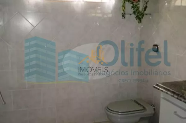 Linda casa em condomínio fechado na cidade de  Vinhedo, 698 m² área construída, 1450,00 m² de terreno, 5 dormitórios sendo 2 suítes, living 4 ambientes, 4 banheiros, 6 vagas de garagem cobertas, piscina, local com muito verde e tranquilidade.  Venha morar - Foto 9