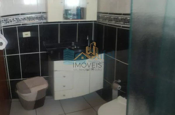Excelente sobrado em bairro residencial próximo ao centro na cidade de Louveira, com 3 suítes com planejados, avarandada, 2 amplas salas, cozinha planejada, área gourmet com churrasqueira, quintal, 2 vagas de garagem.  Agende a sua visita. - Foto 9