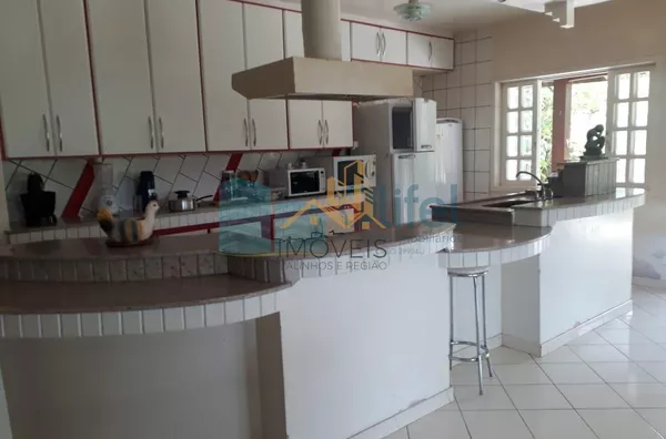 Chácara Paradisíaca! Bairro tranquilo de chácaras residenciais. Rua Asfaltada e próximo a rodovia. Possui salão para festas próximo a piscina, quiosque, sala de jogos, campo de futebol, casa de caseiro. Casa Principal: Toda avarandada com 03 quartos, sala - Foto 9