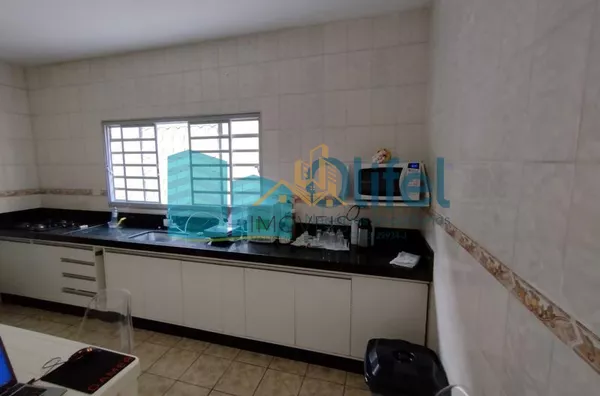 Casa assobradada com 03 dormitórios, sala de estar e jantar, cozinha ampla com armários planejados, 02 banheiros, garagem coberta para 02 veículos, lavanderia, quintal, canil,bairro aberto,  acesso rápido para a Rod. Anhanguera, apto para contratação de f - Foto 1
