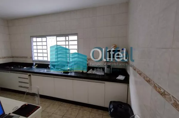 Casa assobradada com 03 dormitórios, sala de estar e jantar, cozinha ampla com armários planejados, 02 banheiros, garagem coberta para 02 veículos, lavanderia, quintal, canil,bairro aberto,  acesso rápido para a Rod. Anhanguera, apto para contratação de f - Foto 1