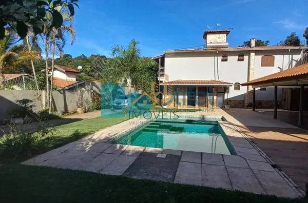 Excelente casa, estilo chácara,   com belíssimo acabamento na cidade de Louveira com  1200 m² AT | 500 m² AC, sendo 03 dormitórios, sendo 1 master com closet, 03 banheiros, sala de TV, estar e jantar, lareira, adega, cozinha integrada rica em armários e i