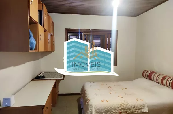 Linda casa no Condomínio Vale do Santa Fé, na cidade de Vinhedo, com excelente terreno, 2520m², 450m2 de construção, com muito verde, vista espetacular das varandas e dos quartos. Muito arejada e aconchegante, com 4 confortáveis suítes, 1 closet, amplo li - Foto 33