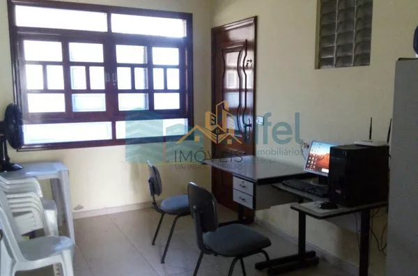 Ótima casa em bairro tradicional na cidade de Louveira. Área mista com 200m de área construída e 250m de área total. Casa com amplas sala de estar e jantar, cozinha planejada, 3 dormitórios, sendo 1 suíte, com closet, jardim de inverno, lavanderia, quarto - Foto 4