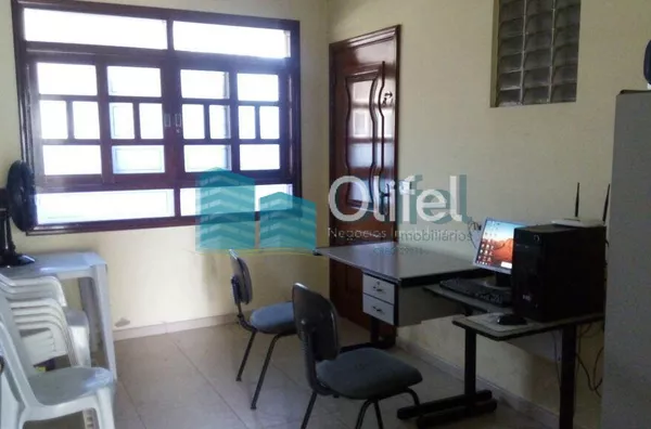 Ótima casa em bairro tradicional na cidade de Louveira. Área mista com 200m de área construída e 250m de área total. Casa com amplas sala de estar e jantar, cozinha planejada, 3 dormitórios, sendo 1 suíte, com closet, jardim de inverno, lavanderia, quarto - Foto 4