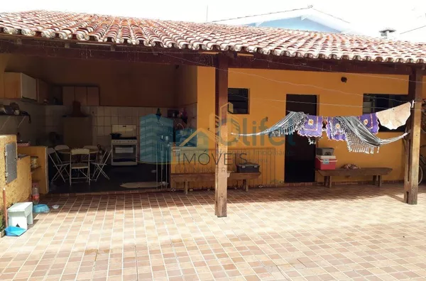 Excelente sobrado em bairro residencial na cidade de Louveira,  com 4 dormitórios, sendo 1 suíte com hidromassagem, banheiro social, sala, cozinha /copa e escritório. Edícula com 1 quarto, banheiro, cozinha e lavanderia.  Confira!!! - Foto 1
