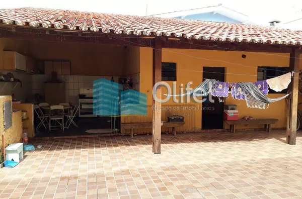 Excelente sobrado em bairro residencial na cidade de Louveira,  com 4 dormitórios, sendo 1 suíte com hidromassagem, banheiro social, sala, cozinha /copa e escritório. Edícula com 1 quarto, banheiro, cozinha e lavanderia.  Confira!!! - Foto 1