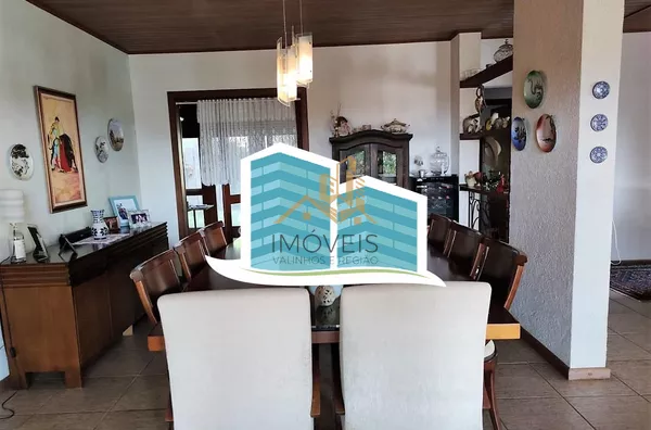 Linda casa no Condomínio Vale do Santa Fé, na cidade de Vinhedo, com excelente terreno, 2520m², 450m2 de construção, com muito verde, vista espetacular das varandas e dos quartos. Muito arejada e aconchegante, com 4 confortáveis suítes, 1 closet, amplo li - Foto 32
